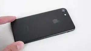 Nel caso tu non lo sappia ancora, il nero opaco è il nuovo nero. Ma se preferisci qualcosa di diverso, l'iPhone 7  è disponibile in oro, oro rosa, nero lucido o argento.