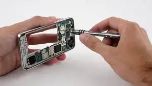Gente da tutto il mondo ci chiede come rimuovere una scheda madre. Bene, mondo, ecco come rimuovere la scheda madre da un Samsung Galaxy S5X Mini con un cacciavite di precisione.