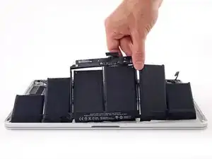 Sostituzione batteria nel MacBook Pro 15" Retina Display versione metà 2012