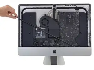 Sostituzione della staffa di supporto inferiore di un iMac Intel  Display Retina 4K da 21.5" (2017)