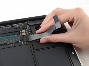 Sostituzione cavo scheda I/O su un MacBook Air 13" di metà 2013