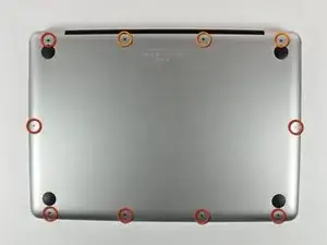 Installazione del case inferiore nel MacBook Pro Unibody da 13", versione metà 2009