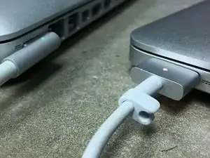 Abilitare l'avviso sonoro dell'alimentatore MagSafe su un portatile Mac