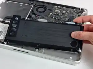 Installazione della batteria nel MacBook Pro Unibody da 13", versione metà 2010