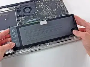 Installazione della batteria nel MacBook Pro Unibody a 2,53 GHz da 15", versione metà 2009