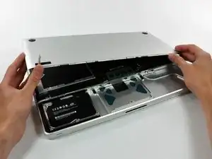 Installazione del case inferiore nel MacBook Pro Unibody da 15", versioni fine 2008 e inizio 2009