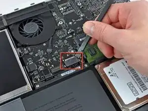 Installazione della batteria nel MacBook Unibody modello A1342