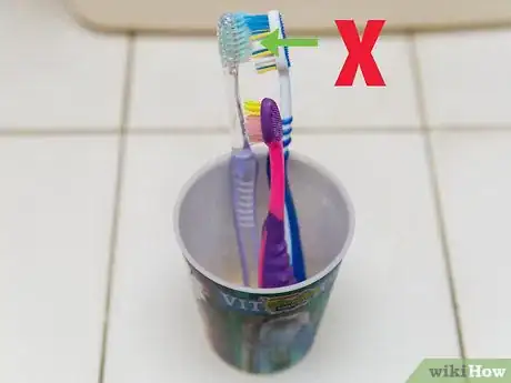 Immagine titolata Keep a Clean Toothbrush Step 5