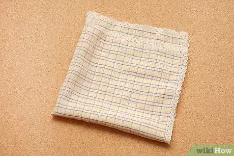 Immagine titolata Fold a Handkerchief Step 2
