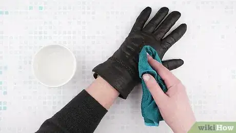 Immagine titolata Clean Leather Gloves Step 5