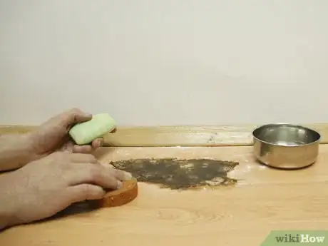 Immagine titolata Remove Mold Stains from Wood Floors Step 1