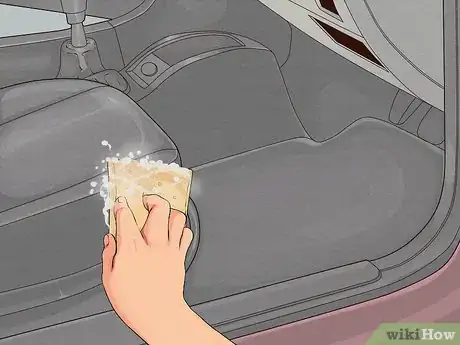 Immagine titolata Shampoo Car Interior Step 4