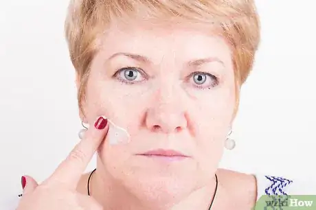 Immagine titolata Apply Eye Makeup (for Women Over 50) Step 1