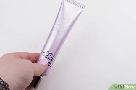 Immagine titolata Apply Eye Makeup (for Women Over 50) Step 4