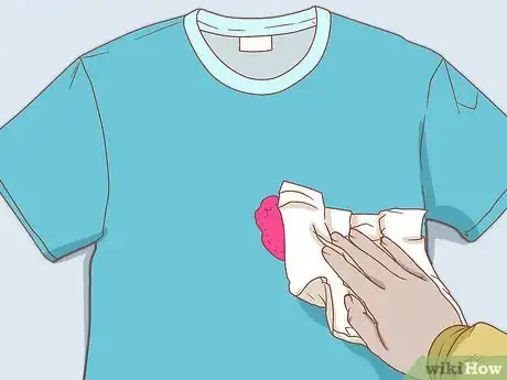 Immagine titolata Remove Fabric Paint from Clothes Step 3