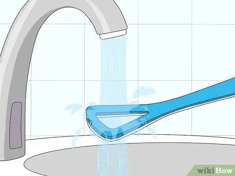 Immagine titolata Use a Tongue Scraper Step 6