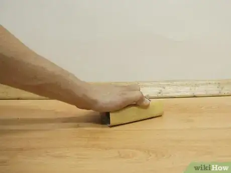 Immagine titolata Remove Mold Stains from Wood Floors Step 6