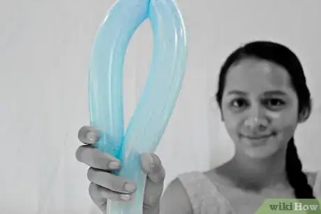 Immagine titolata Make a Very Easy Balloon Sword Step 2