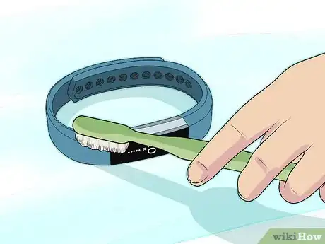 Immagine titolata Clean a Fitbit Band Step 4