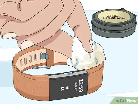 Immagine titolata Clean a Fitbit Band Step 9