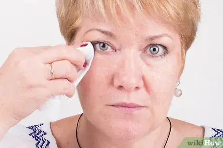 Immagine titolata Apply Eye Makeup (for Women Over 50) Step 5