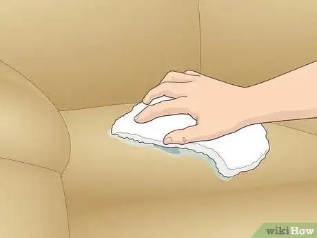 Immagine titolata Get a Stain out of a Microfiber Couch Step 6