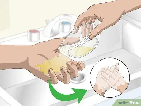 Immagine titolata Get the Smell of Gasoline Off Your Hands Step 5