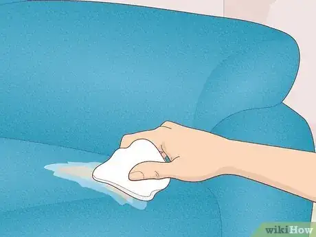 Immagine titolata Get a Stain out of a Microfiber Couch Step 4