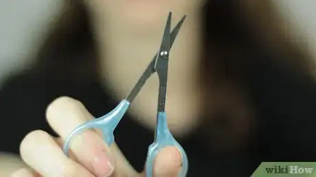 Immagine titolata Thread Your Eyebrows Step 2