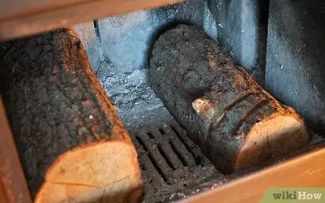 Immagine titolata Light a Fire in a Fireplace Step 11