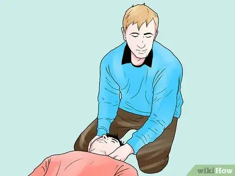 Immagine titolata Logroll an Injured Person During First Aid Step 3
