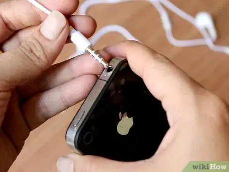 Immagine titolata Clean Your iPod Earbuds Step 1