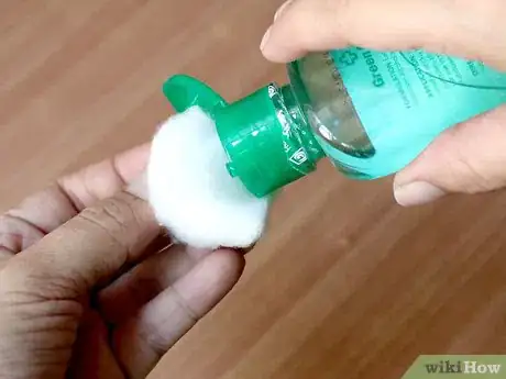 Immagine titolata Clean Your iPod Earbuds Step 2