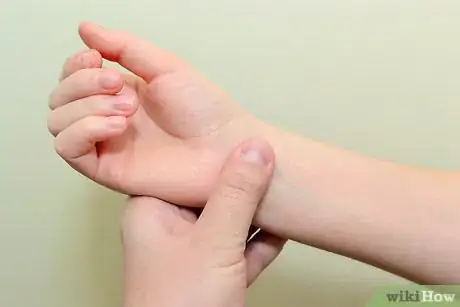 Immagine titolata Strap an Elbow Step 15