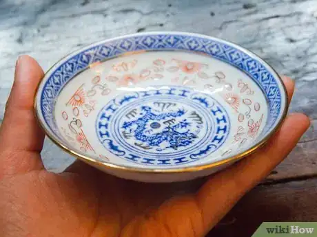 Immagine titolata Identify Antique Dinnerware Step 1