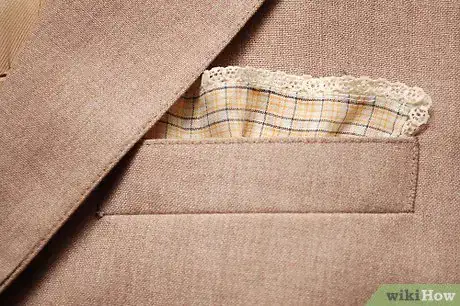 Immagine titolata Fold a Handkerchief Step 3