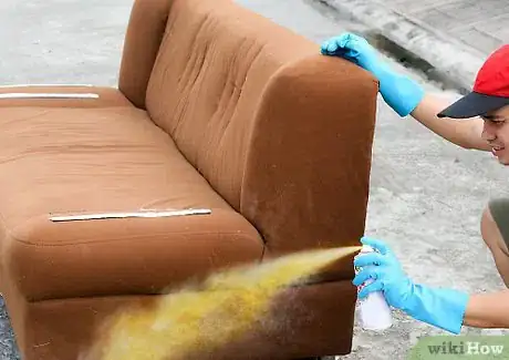 Immagine titolata Spray Paint Your Sofa Step 10