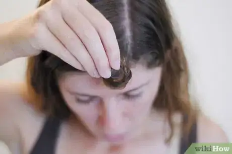 Immagine titolata Curl Hair with Bobby Pins Step 2