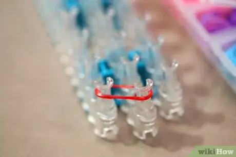 Immagine titolata Make a Rainbow Loom Bracelet Step 2