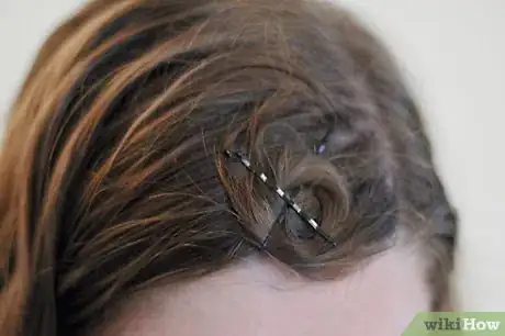 Immagine titolata Curl Hair with Bobby Pins Step 3
