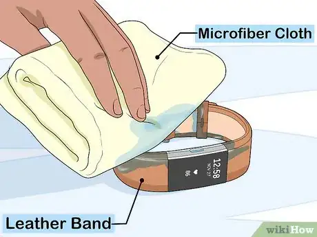Immagine titolata Clean a Fitbit Band Step 6
