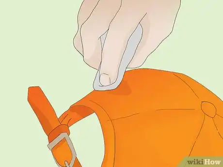 Immagine titolata Get Sweat Stains Out of Hats Step 1