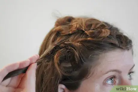 Immagine titolata Curl Hair with Bobby Pins Step 4
