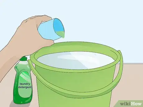 Immagine titolata Get Sweat Stains Out of Hats Step 2