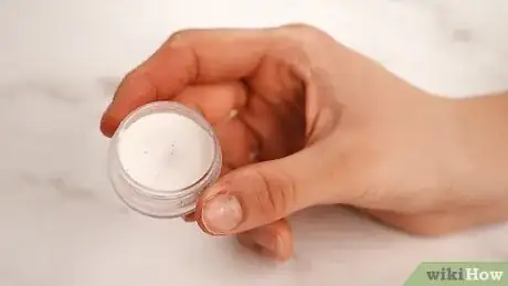 Immagine titolata Make Glitter Lip Gloss Step 13