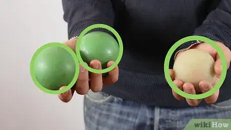 Immagine titolata Juggle Three Balls Step 6