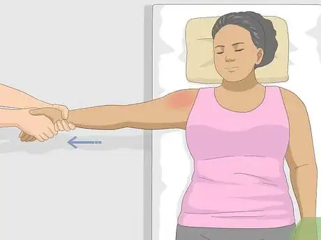 Immagine titolata Fix a Dislocated Shoulder Step 7