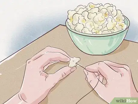 Immagine titolata String Popcorn on a Christmas Tree Step 2