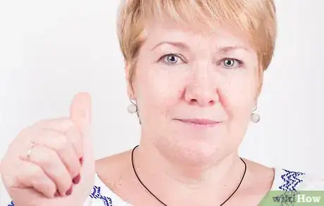 Immagine titolata Apply Eye Makeup (for Women Over 50) Step 7