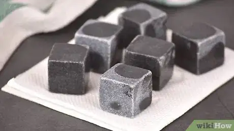 Immagine titolata Freeze Whiskey Stones Step 6